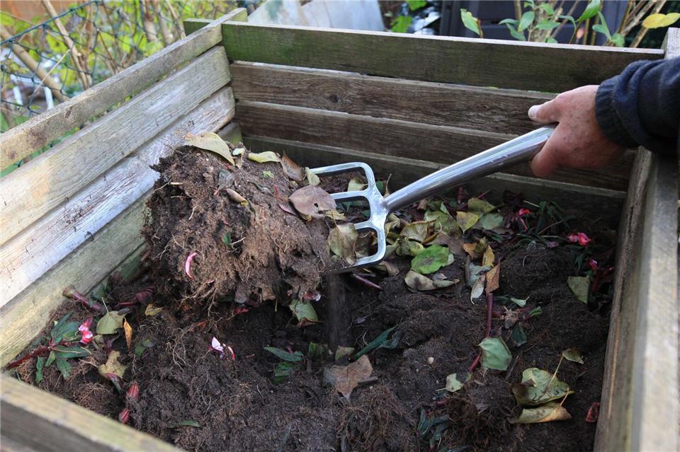 Regelmäßig umsetzen hält den Kompost locker und aktiv.Nestor Bachmann/dpa-tmn