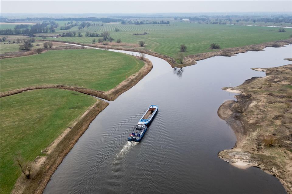 Regelmäßig wird der Elbe Material zugeführt, um das natürliche Gleichgewicht zu unterstützen.Hendrik Schmidt/dpa