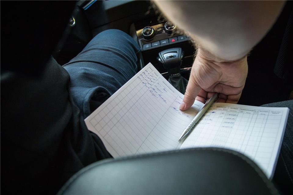 Regelmäßige Eintragungen - für manche lästig: Aber ein Fahrtenbuch führen zu müssen, kann zur Auflage werden.picture alliance/dpa/dpa-tmn