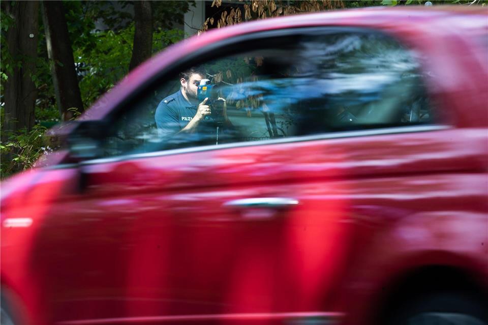 Regelmäßige Kontrollen sollen dazu beitragen, die Zahl der Verstöße gegen die Höchstgeschwindigkeit zu verringern. (Archivfoto) Christoph Soeder/dpa