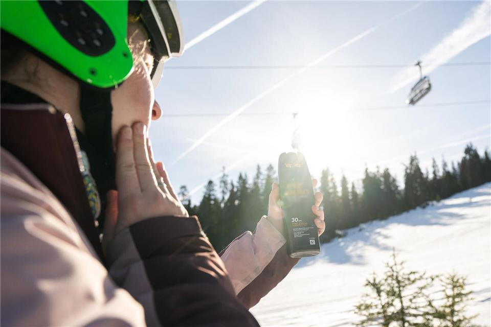 Regelmäßiges Nachcremen nicht vergessen: Schnee reflektiert bis zu 90 Prozent der Sonnenstrahlen und erhöht das Sonnenbrandrisiko.Benjamin Nolte/dpa-tmn