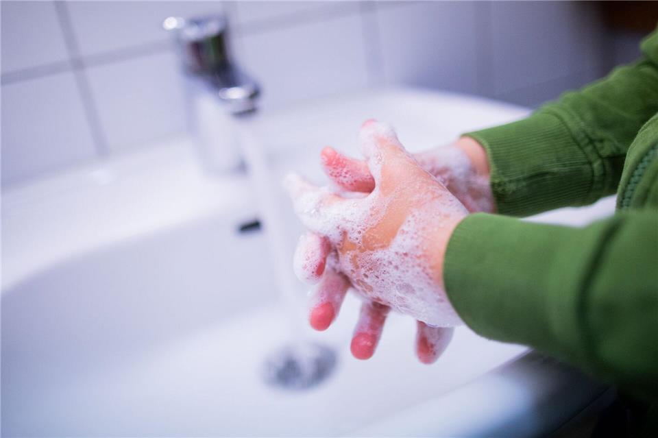 Regelmäßiges und gründliches Händewaschen hilft, die Bleikonzentration im Blut zu verringern. (Symbolbild)Rolf Vennenbernd/dpa