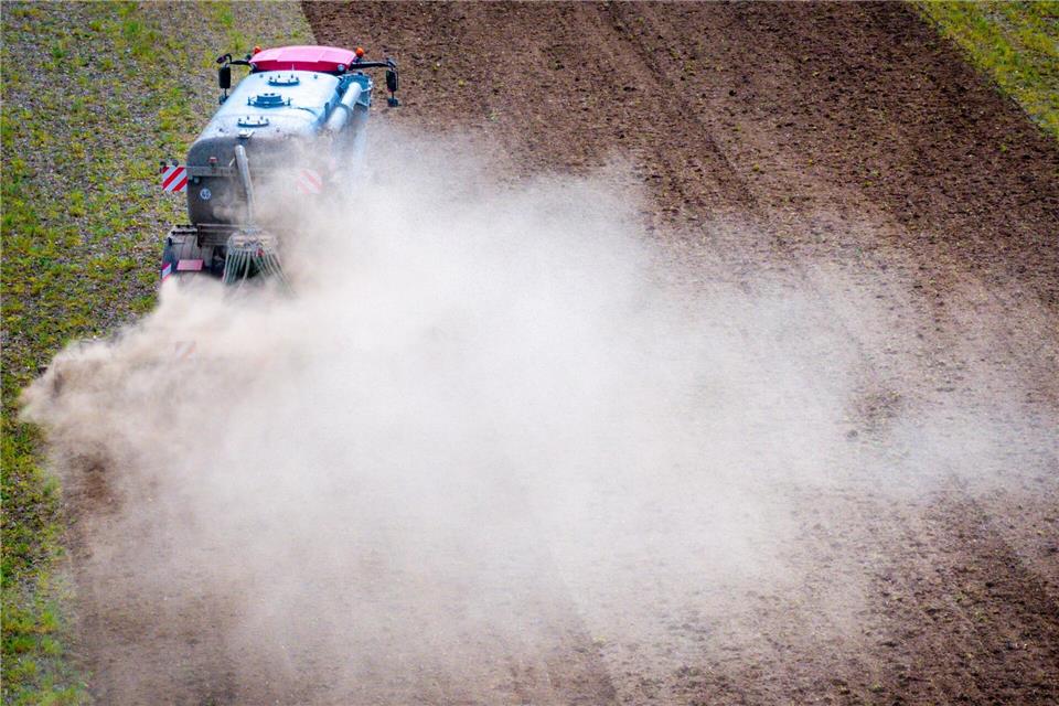 Regelungen zum Düngen in mit Nitrat belasteten Gebieten, sogenannte rote Gebiete, sorgen schon länger für Unmut. Nun wurden wegen rechtlicher Unsicherheit Regeln in MV ausgesetzt. (Archivbild)Jens Büttner/dpa