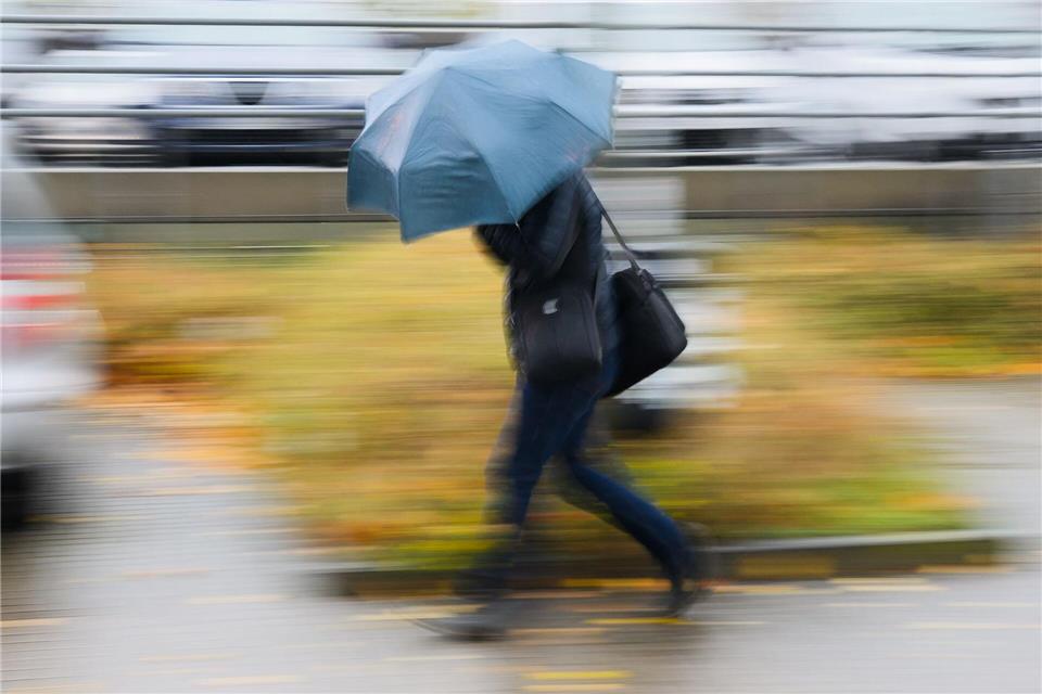 Herbstwetter in Hessen - Regen und böiger Wind am Wochenende Regen, Wind und kühle Temperaturen prägen das Wochenende in Hessen. (Symbolbild)Julian Stratenschulte/dpa