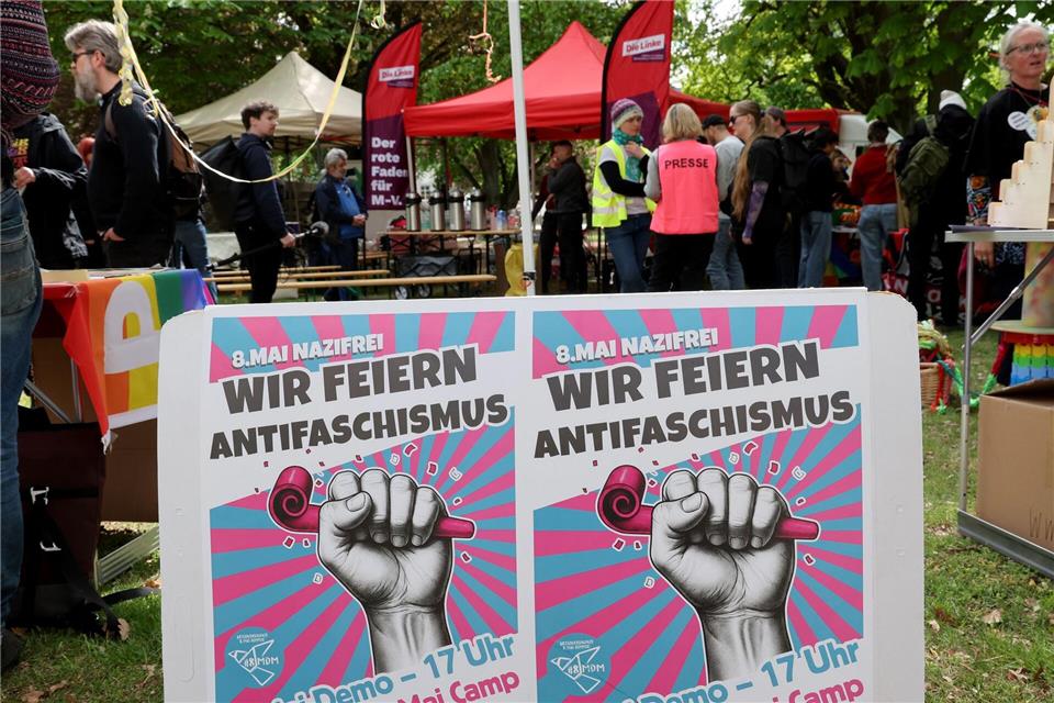 Regen Zulauf verzeichnet in Demmin eine Demo gegen den dort jährlich stattfindenden Marsch von Rechtsextremen. Bernd Wüstneck/dpa