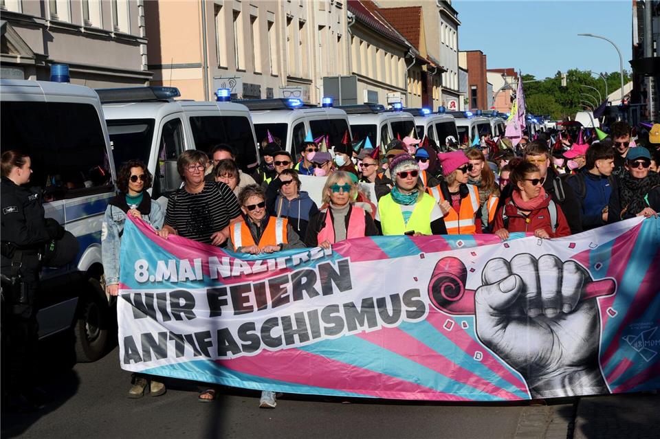 Regen Zulauf verzeichnet in Demmin eine Demo gegen den dort jährlich stattfindenden Marsch von Rechtsextremen. Bernd Wüstneck/dpa