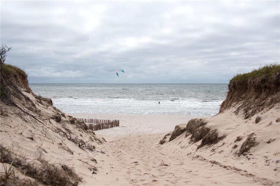 Regen auf Sylt: Schleswig-Holstein hatte bundesweit den kühlsten Sommer. Daniel Bockwoldt/dpa