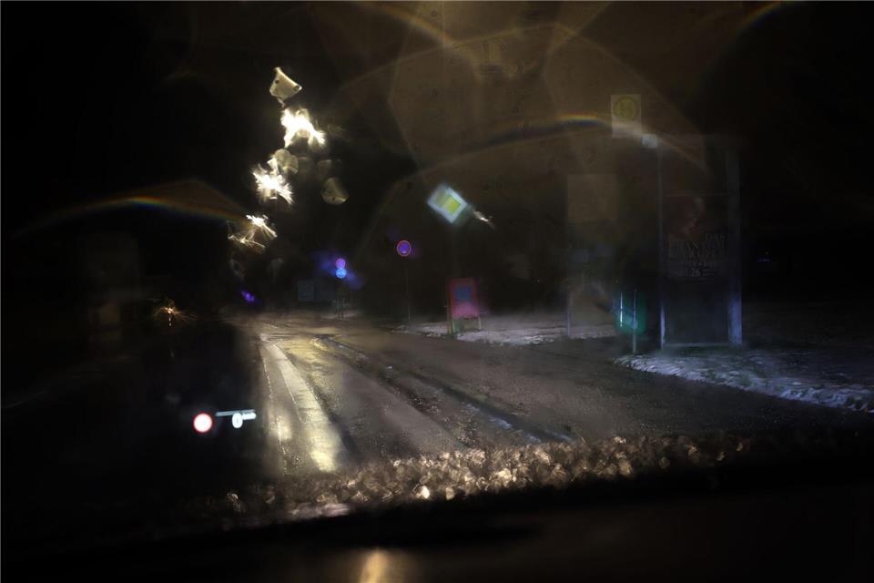 Regen auf kalten Boden verursacht der DWD-Vorhersage zufolge Glatteis im Südosten. (Archivbild) Karl-Josef Hildenbrand/dpa