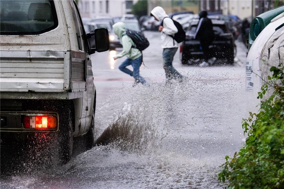 Regen bringt Segen? Von wegen! Diese Schüler in Hannover kriegen nasse Füße. Julian Stratenschulte/dpa