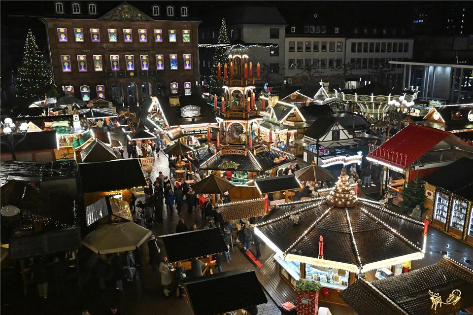 Regen hat in den ersten Wochen zu weniger Besuchern auf dem Hanauer Weihnachtsmarkt geführt. Michael Brandt/dpa