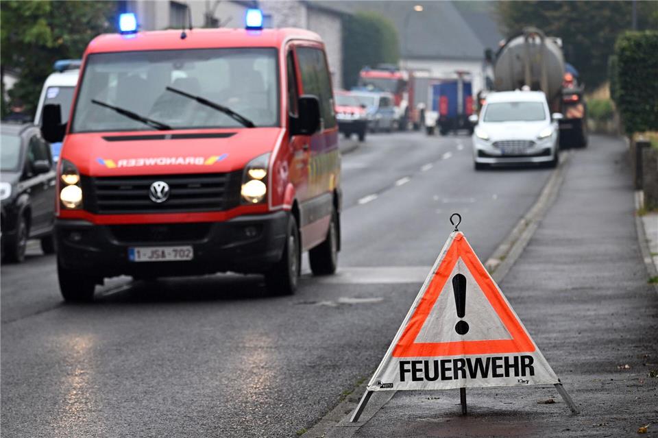 Regen hilft den Einsatzkräften. Federico Gambarini/dpa
