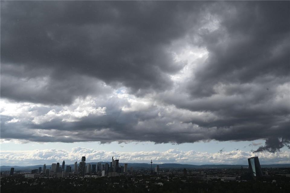 Regen in Frankfurt am Main. (Archivbild)Arne Dedert/dpa