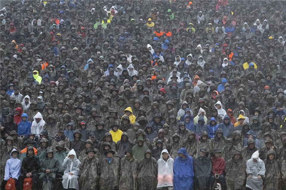 Regen und Ringen - Zuschauer beim traditionellen Brünigschwinget in der SchweizUrs Flueeler/KEYSTONE/dpa