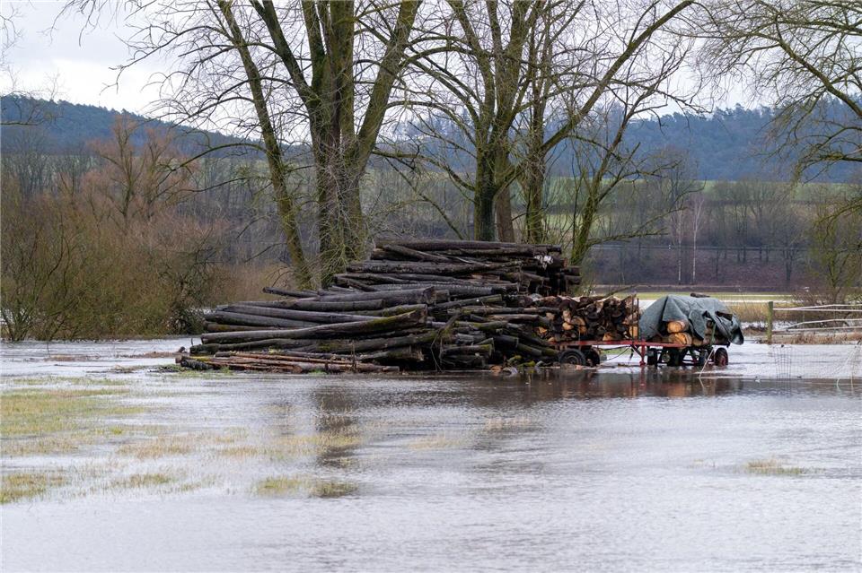 Regen und Schneeschmelze sorgen für Überschwemmungen.Pia Bayer/dpa