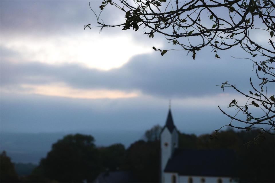Regen und Sonne im Mix - auch die kommenden Tage bleibt es herbstlich. (Archivbild)Pia Bayer/dpa
