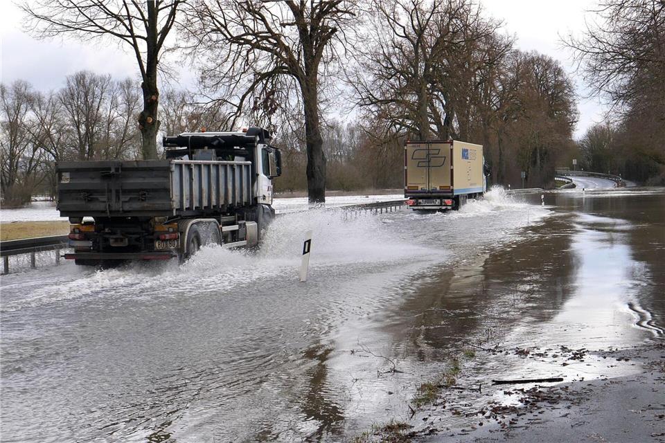 Regen und Tauwetter haben die Wasserstände in einigen Flüssen in Hessen anschwellen lassen. Mancherorts kam es zu überfluteten Straßen. Thomas Naumann/dpa