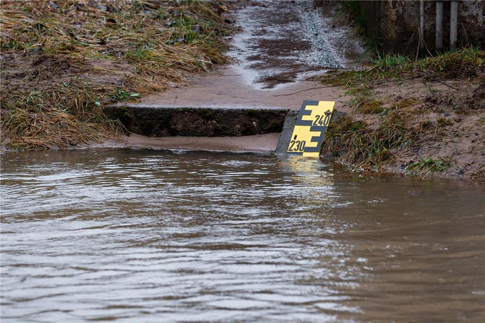 Regen und Tauwetter lassen das Wasser in Flüssen und Bächen steigen. (Archivbild) Daniel Vogl/dpa