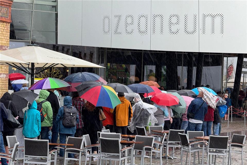 Regen während der Sommerferiensaison verschafft unter anderem dem Ozeaneum viele Gäste. (Archivbild)Stefan Sauer/dpa