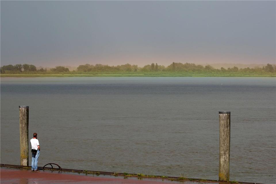 Regenbogenfarben am Anleger Stadersand.Bodo Marks/dpa