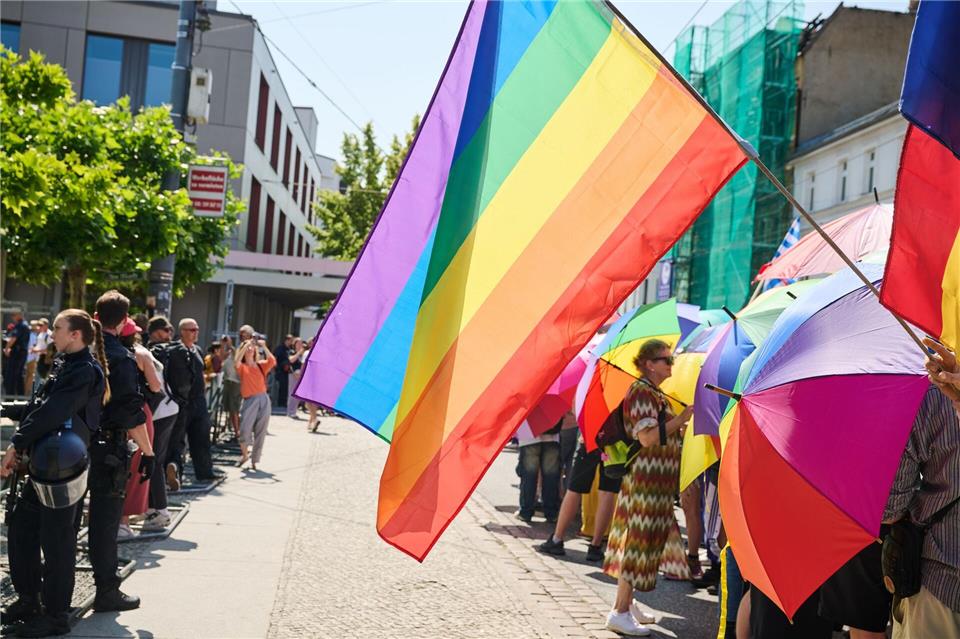 Regenbogenfarben leuchten in Eberswalde  - wie hier beim CSD 2025. (Archivbild) Annette Riedl/dpa