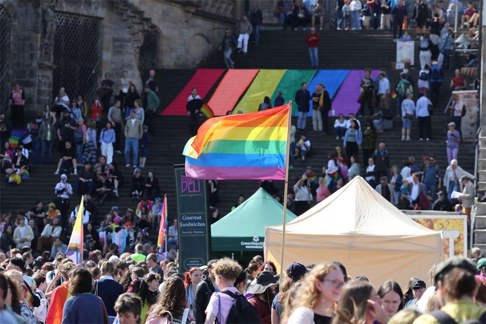 Regenbogenflaggen gehören als wichtiges politisches Symbol zu Christopher Street Day-Veranstaltungen.Bodo Schackow/dpa