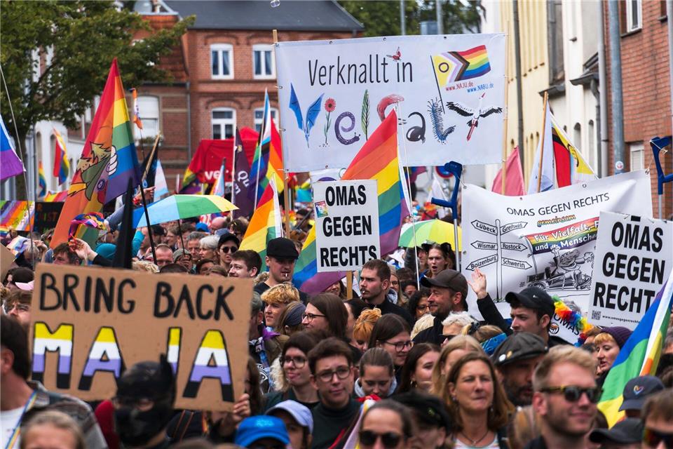 Regenbogenflaggen prägten das Bild bei CSD in Grevesmühlen.   Marcus Golejewski/dpa