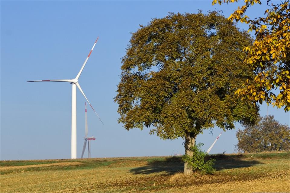 Regenerative Energiegewinnung, zum Beispiel durch Windkraft, ist ein Aspekt beim Klimaschutz.