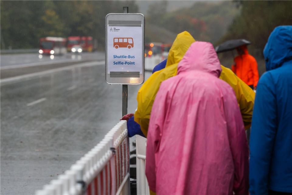 Regenkleidung empfohlen: Besucher beim A45-Bürgerfest an der Rahmede-Talbrücke.Christoph Reichwein/dpa