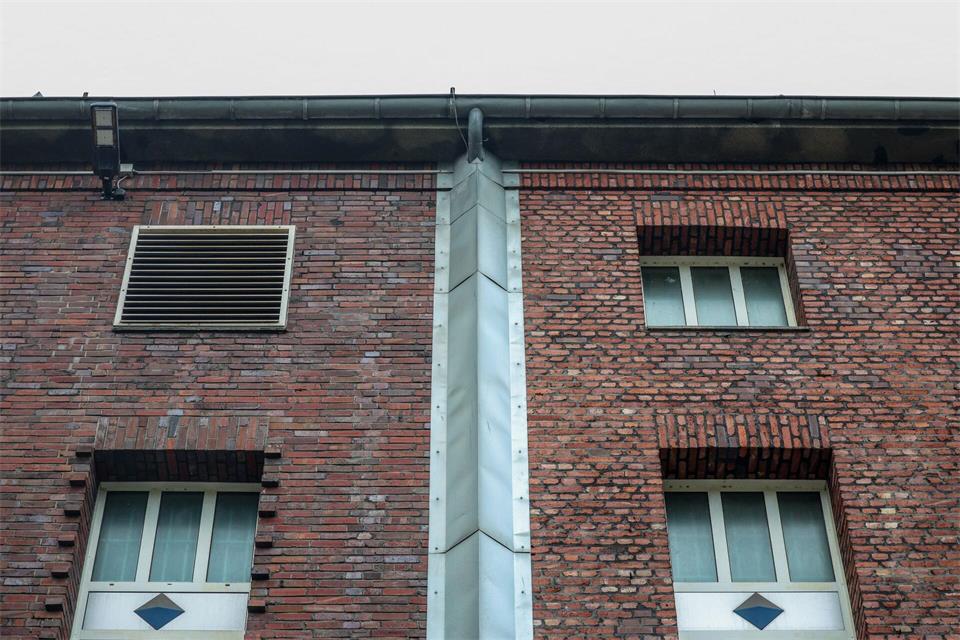 Regenrinne abgedeckt, Fassade ohne Halt für Kletterer - wie kam der Häftling auf das Dach? Christoph Reichwein/dpa