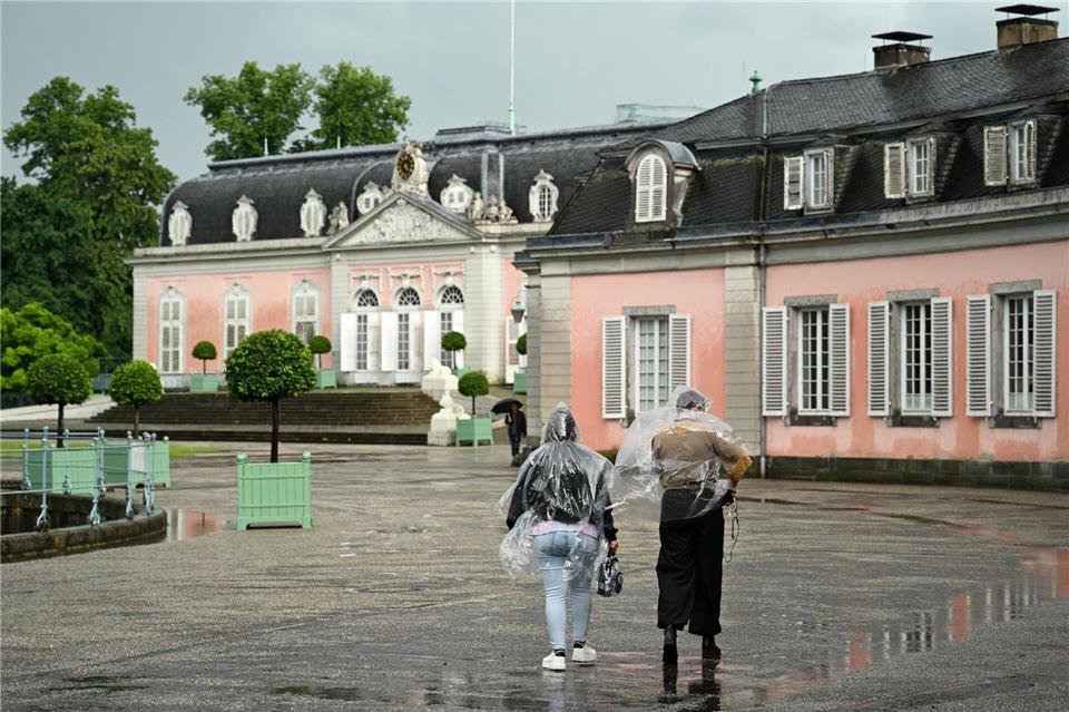 Regensachen dabei? So sah es am Düsseldorfer Schloss Benrath vergangene Woche aus, und auch diese Woche könnte es wieder regnen.Wolf von Dewitz/dpa