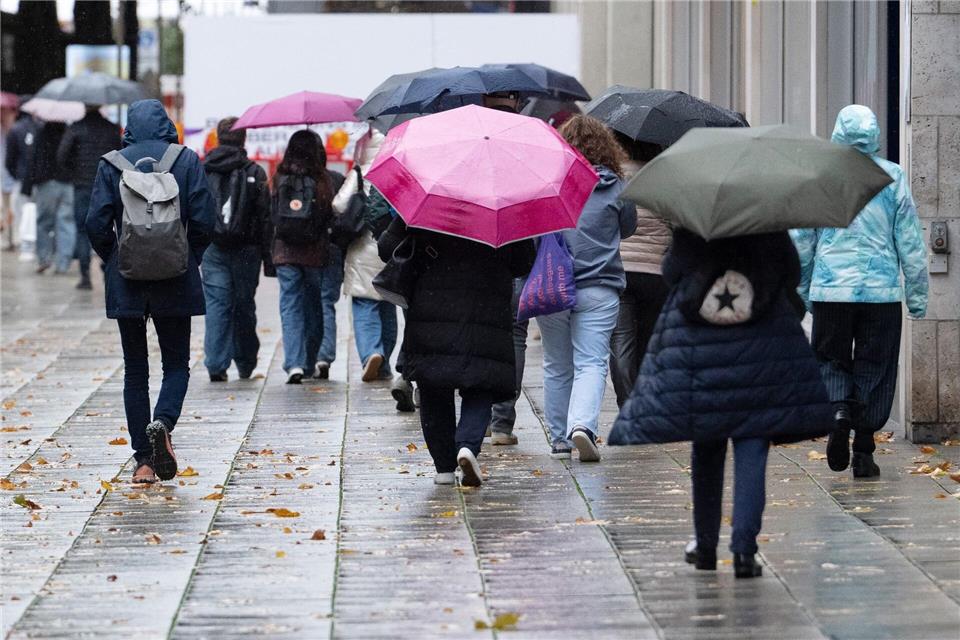 Unwetterwarnung im Südwesten – Orkanböen und Starkregen Regenschirm mitnehmen - es wird Starkregen erwartet. Marijan Murat/dpa