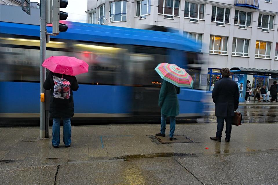 Regenschirm nicht vergessen - es kann immer wieder Regen in Bayern geben. (Archivbild)Malin Wunderlich/dpa