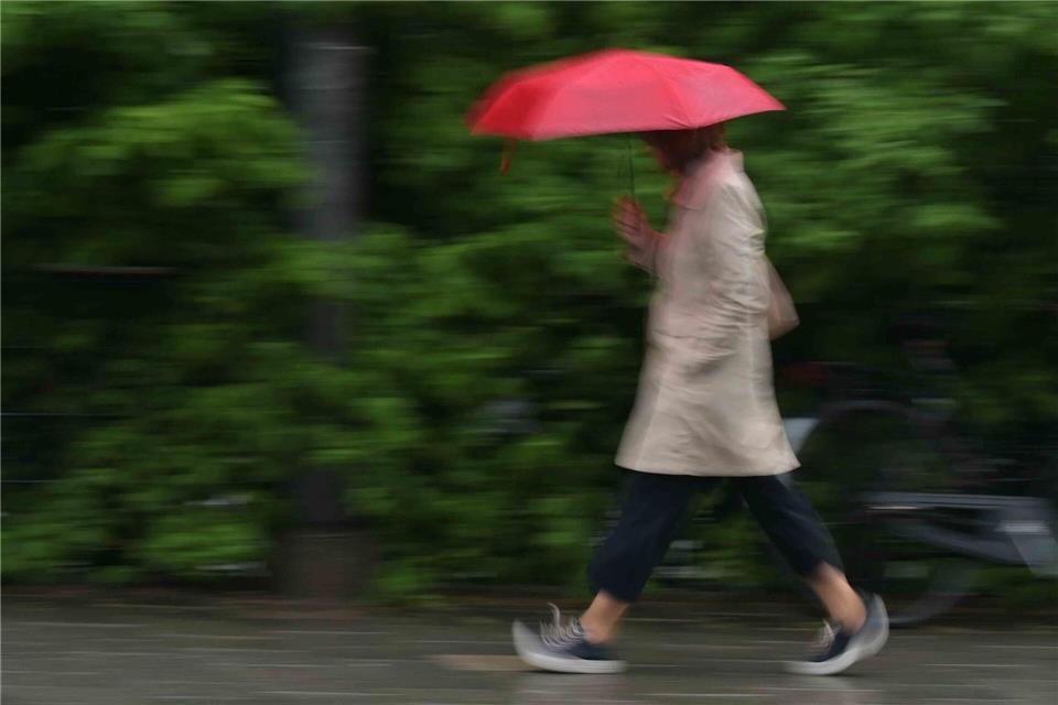 Regenschirm statt Sonnencreme - nach sonnigen Tagen nun nasses Regenwetter. Malin Wunderlich/dpa