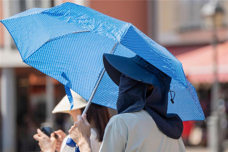 Regenschirme können auch als Sonnenschirme dienen - wie hier in Frankfurt.Andreas Arnold/dpa