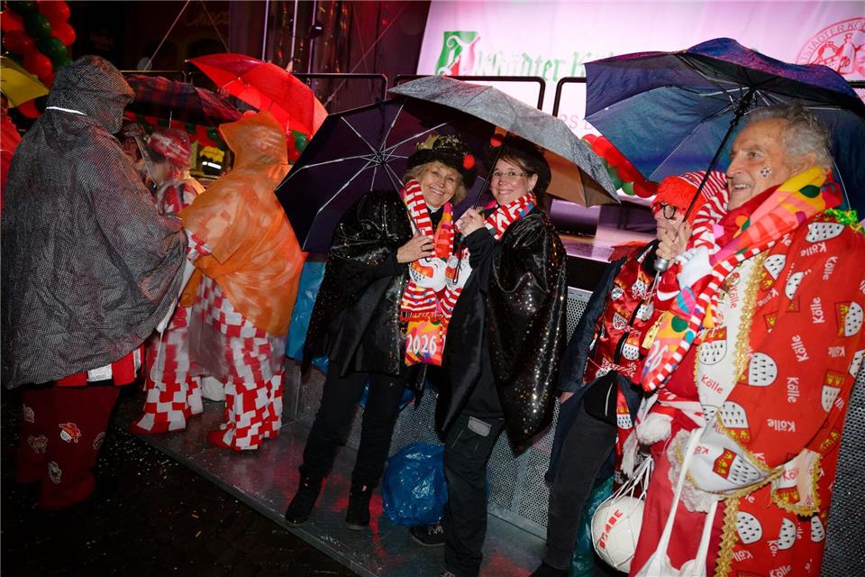 Regenschirme sind zum Auftakt des Straßenkarnevals ein wichtiges Utensil.Henning Kaiser/dpa