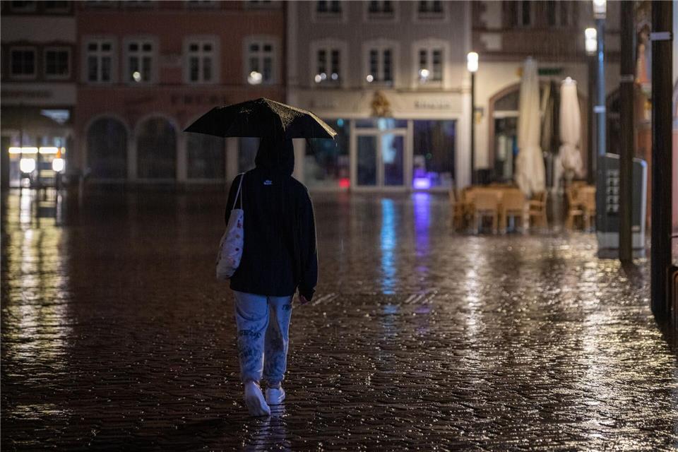 Regenschirme und wetterfeste Kleidung werden in den nächsten Tagen in Rheinland-Pfalz und dem Saarland vermehrt benötigt. (Archivbild)Harald Tittel/dpa
