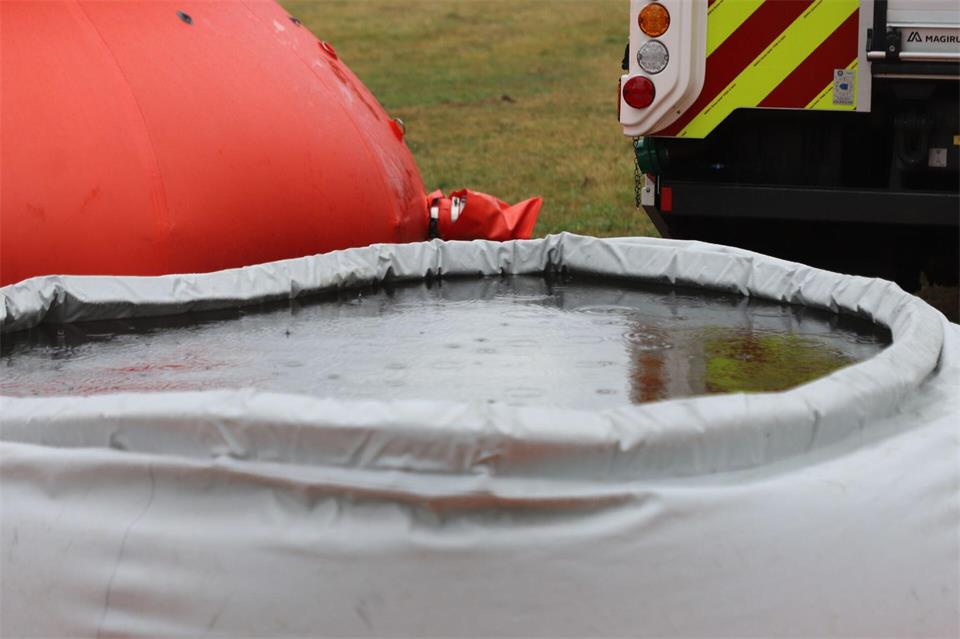 Regentropfen fallen in einen Löschwasserbehälter der Feuerwehr. Jetzt warnt der Deutsche Wetterdienst vor Starkregen ab dem Nachmittag auch in der Eifel. Sascha Thelen/dpa