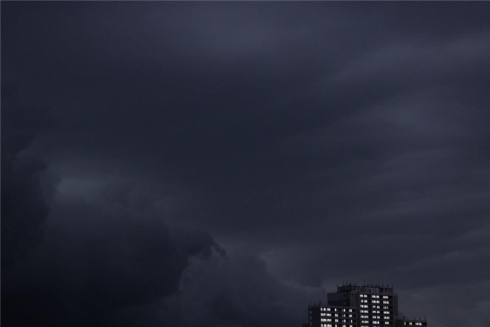 Regenwolken sind am Abendhimmel über einem Haus in Köln zu sehen.A3508 Rolf Vennenbernd/dpa