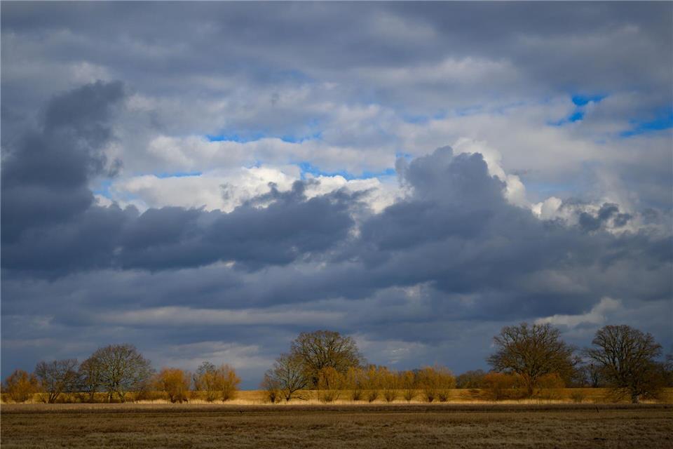 Regenwolken verdecken die Sonne. (Symbolbild)Patrick Pleul/dpa
