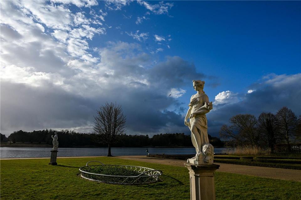 Regenwolken weichen einem klaren Himmel und Sonnenschein. (Symbolbild)Jens Kalaene/dpa