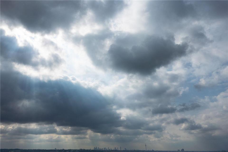 Regenwolken ziehen die kommenden Tage über Hessen. (Symbolbild)Boris Roessler/dpa