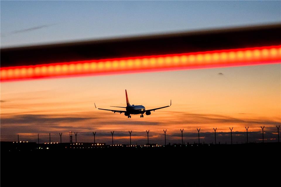 Regierung erwägt Charterflüge für weitere Afghanen mit Aufnahmezusage. Julian Stratenschulte/dpa