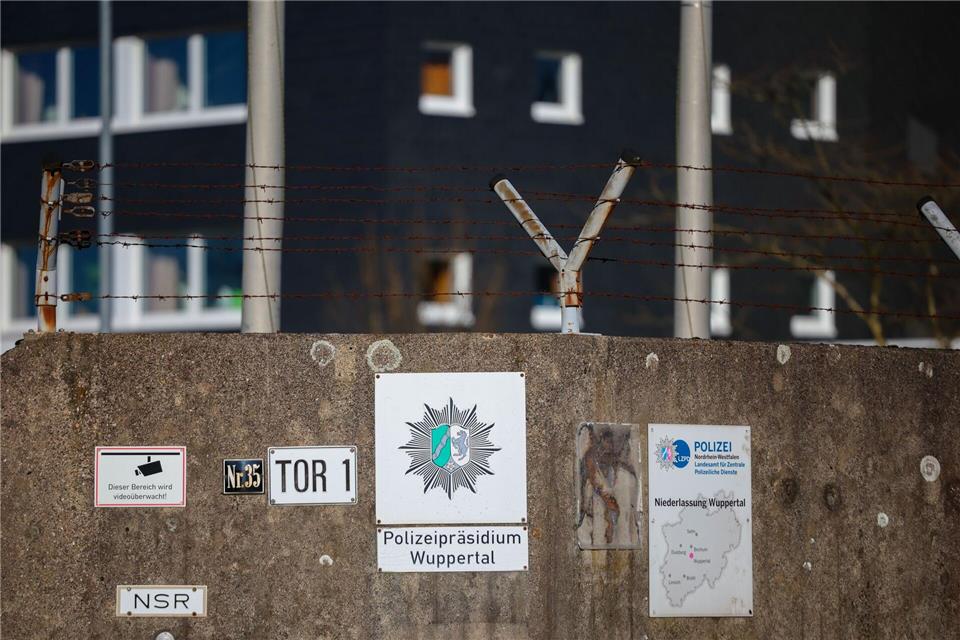 Regierung und Opposition streiten im nordrhein-westfälischen Landtag über die Kosten der Sanierung der Wuppertaler Polizeiliegenschaft. Christoph Reichwein/dpa