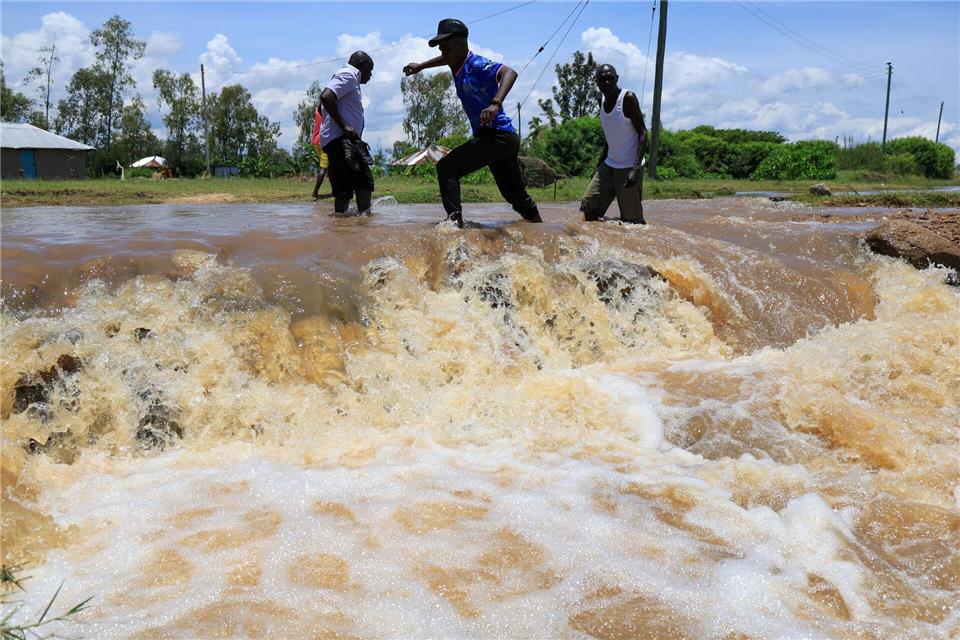 Regierung und Rettungsdienste warnen vor dem Überqueren überschwemmter Straßen, die sich in reißende Flüsse verwandeln können.Andrew Kasuku/AP/dpa