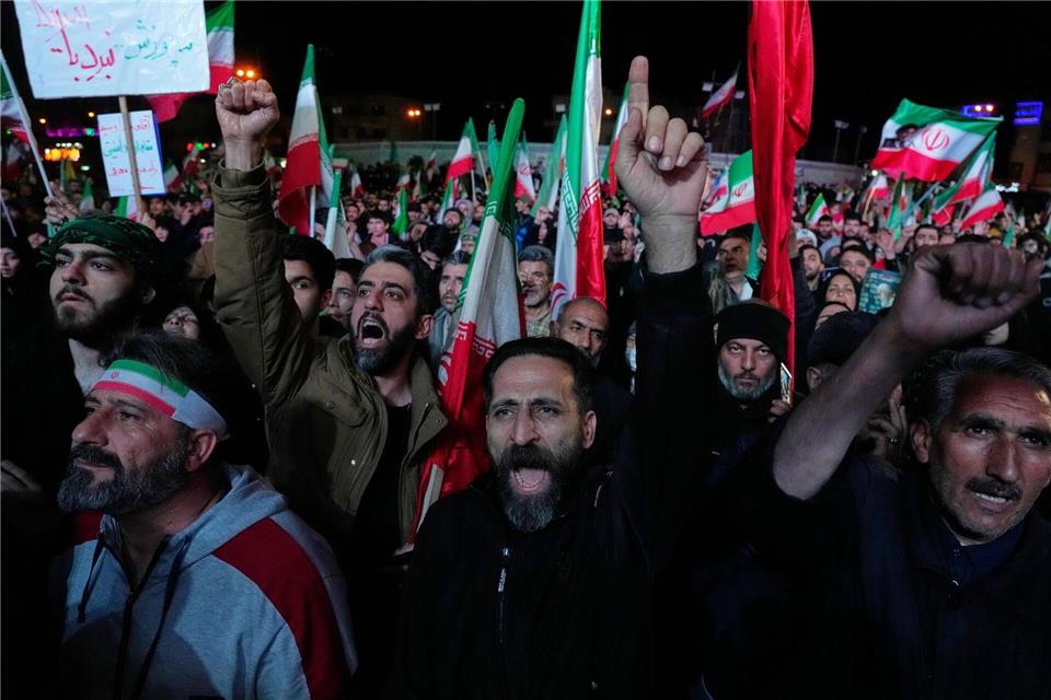 Regierungsanhänger feiern nach der Ankündigung der Waffenruhe in Teheran.Vahid Salemi/AP/dpa