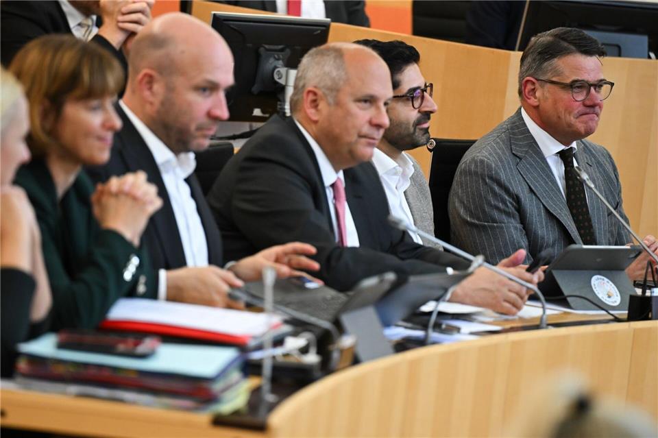 Regierungsbank im Landtag - mit Ministerpräsident Boris Rhein (CDU) ganz rechts. (Archivbild) Arne Dedert/dpa