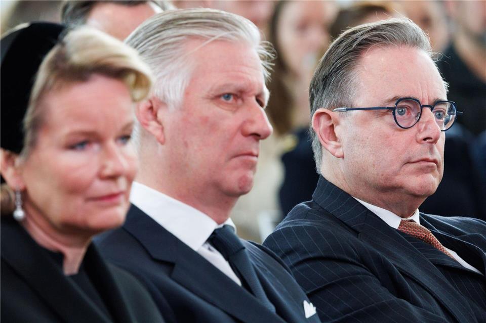 Regierungschef Bart De Wever (r) nahm gemeinsam mit Königin Mathilde und König Philippe an den Gedenkfeiern teil.Benoit Doppagne/Belga/dpa