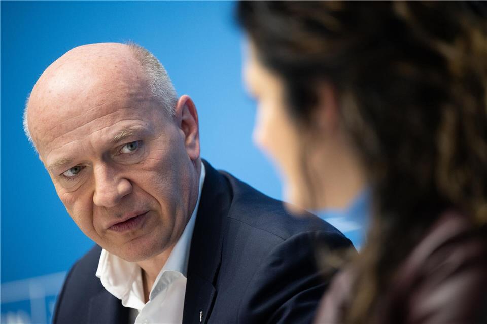 Regierungschef Kai Wegner (CDU) ist nicht begeistert vom Vorgehen von Senatorin Cansel Kiziltepe (SPD) in Sachen Ausbildungsplatzumlage. (Archivbild) Sebastian Christoph Gollnow/dpa