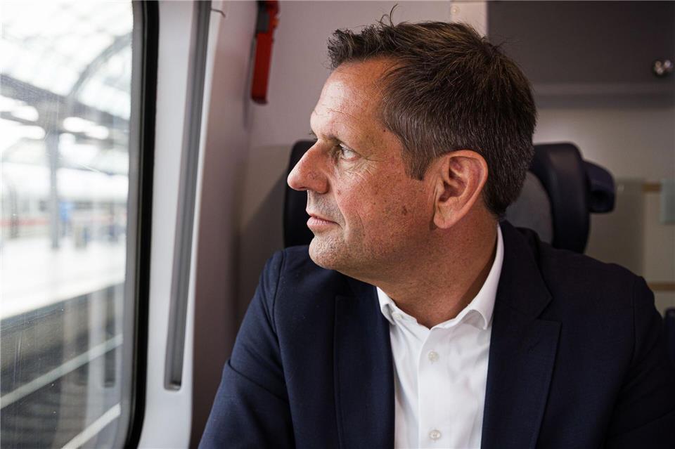 Regierungschef Lies blickt bei einer Zugfahrt von Hannover nach Berlin aus dem Fenster.Moritz Frankenberg/dpa