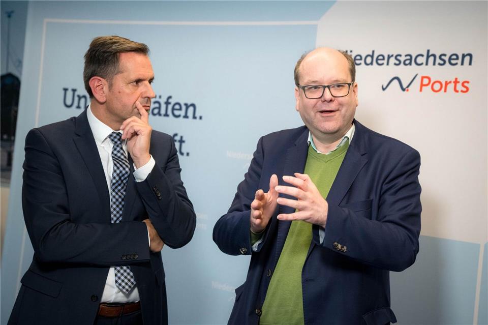 Regierungschef Lies (l) und Umweltminister Meyer sind sich in der rot-grünen Koalition uneins. (Archivbild)Sina Schuldt/dpa